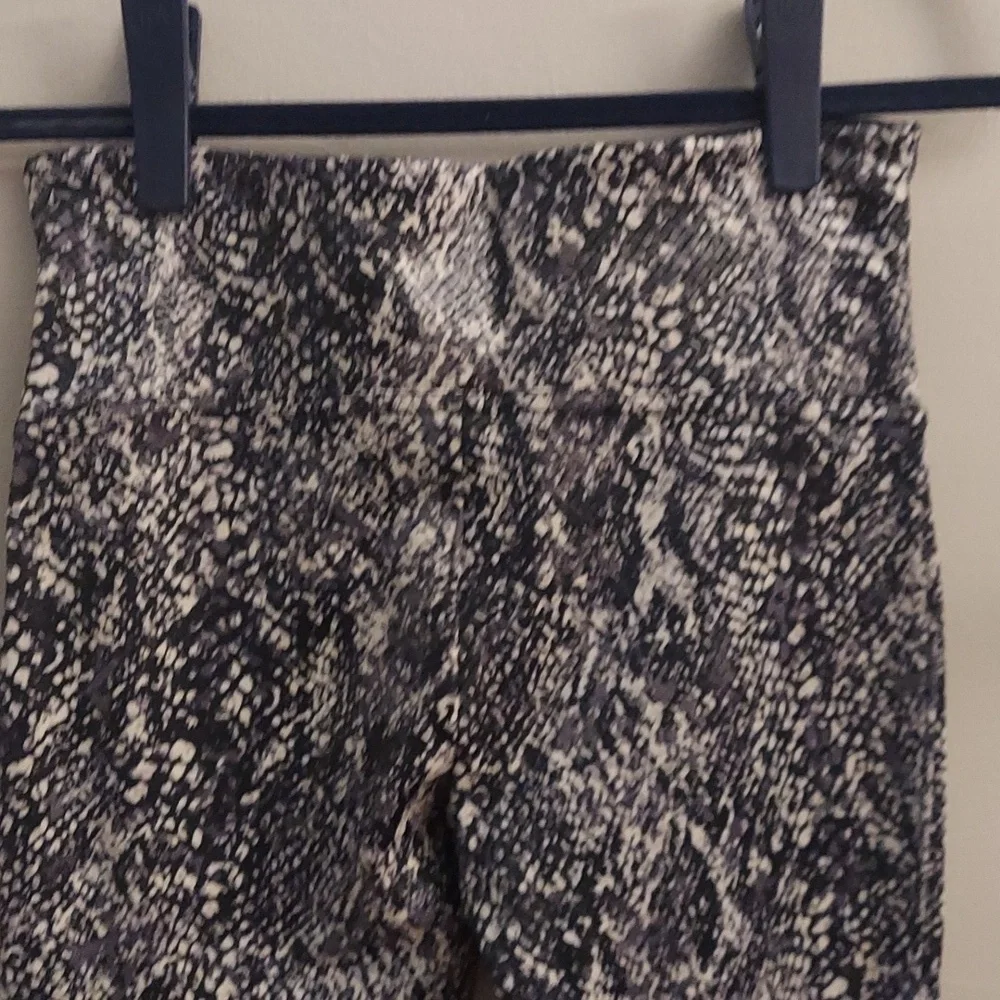 NEW SPANX Snakeskin Print Faux Leather Leggings sz M